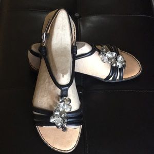 Black Clark’s bendables 8,5M brand new sandals.